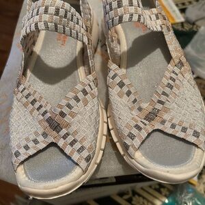New in box Berne Mev neutral colors size 9